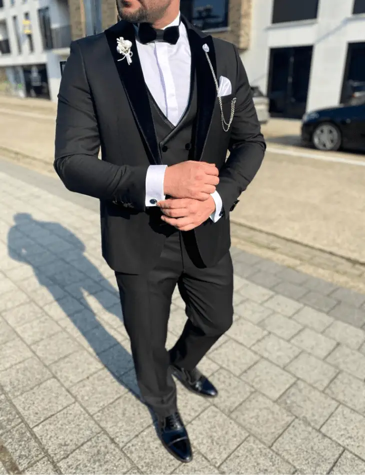 Homme en costume noir élégant avec nœud papillon