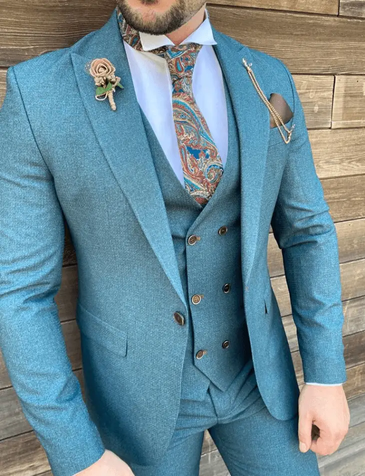 Costume trois pièces bleu avec cravate à motifs