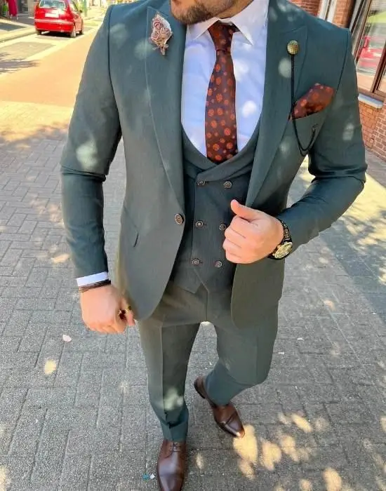 Homme en costume trois pièces élégant avec accessoires