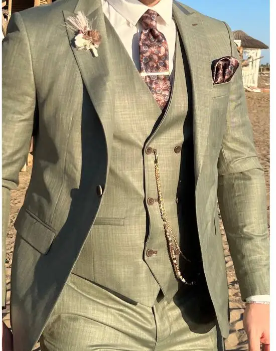 Costume vert élégant avec gilet et cravate à motifs