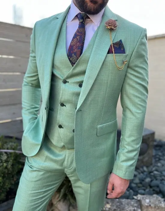 Costume vert menthe élégant avec gilet et cravate