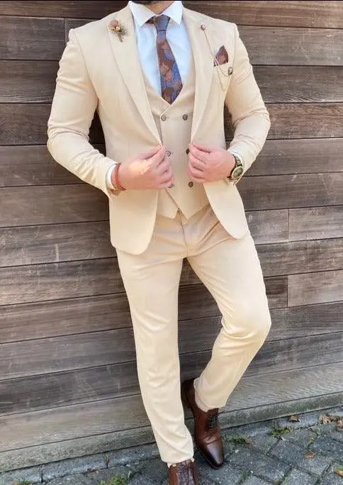 Homme en costume beige élégant avec cravate bleue