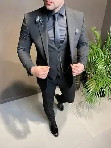 Homme en costume trois pièces élégant, couleur gris foncé