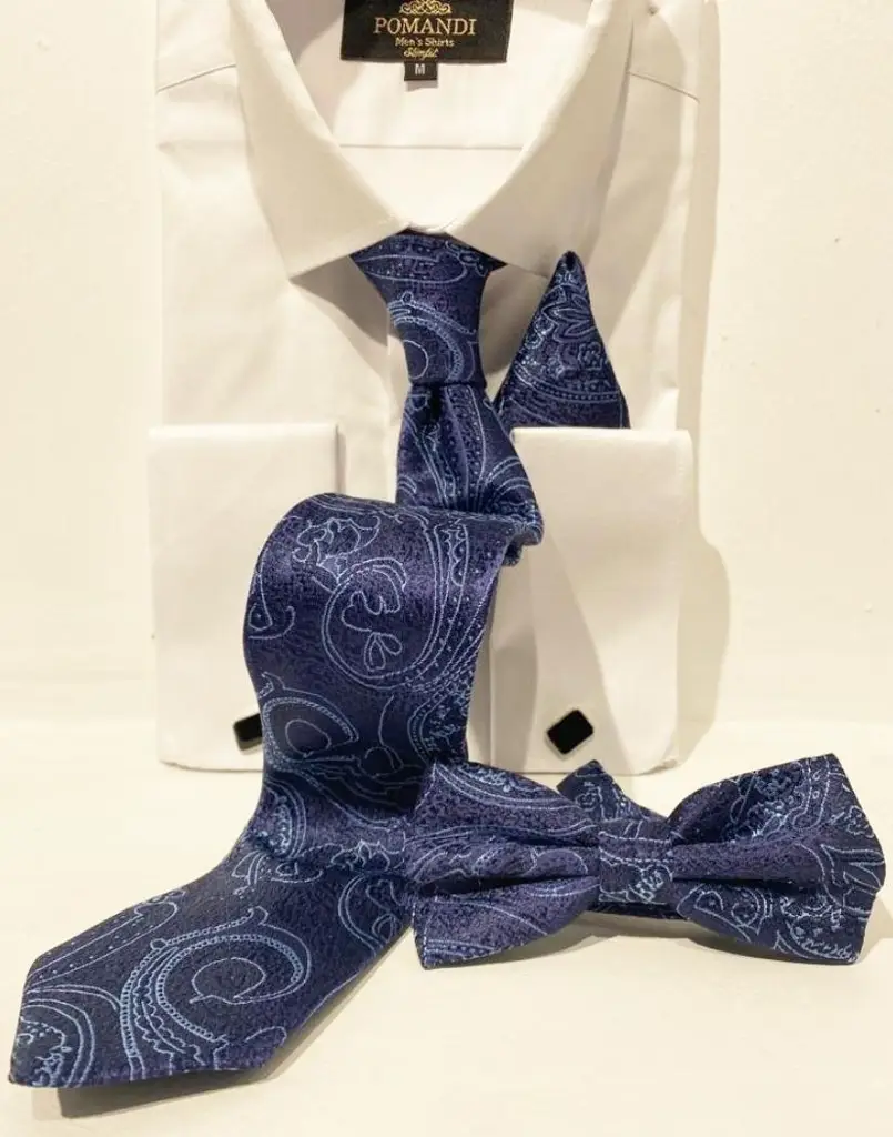 Cravate et nœud papillon bleu motif paisley sur chemise blanche