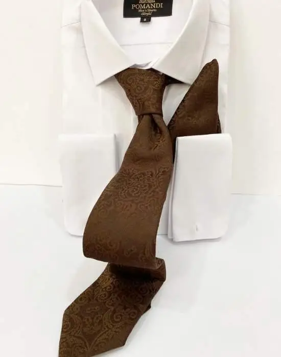 Chemise blanche avec cravate marron élégante.