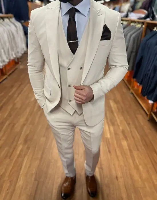 Homme portant un costume trois pièces beige élégant