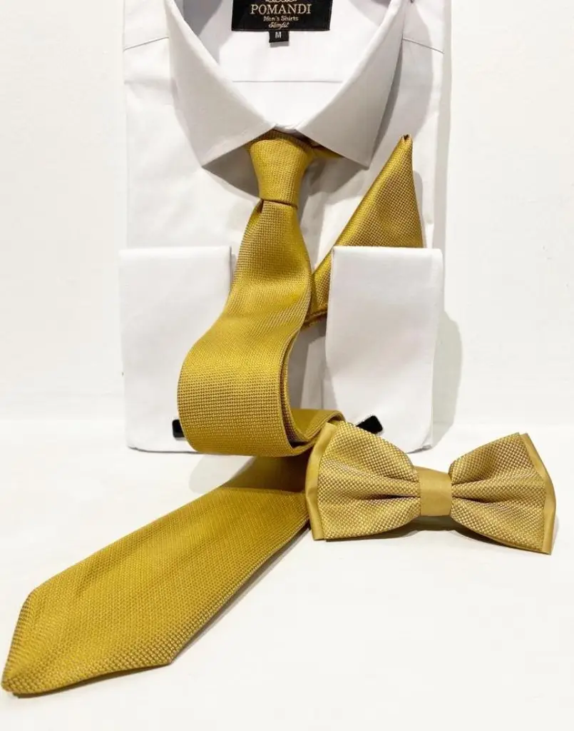 Chemise blanche avec cravate et nœud papillon dorés