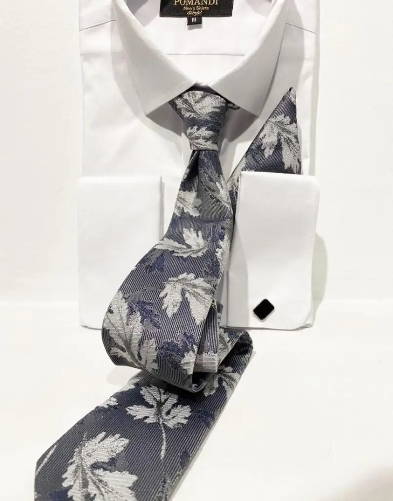 Chemise blanche avec cravate à motif feuilles gris-bleu