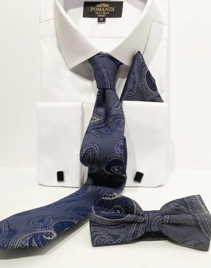 Chemise blanche avec cravate et nœud papillon bleu à motifs.