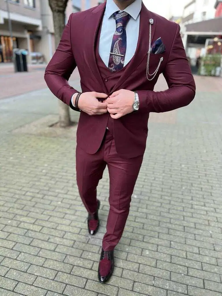 Homme en costume bordeaux avec cravate élégante