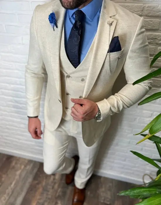 Homme en costume trois pièces crème avec chemise bleue