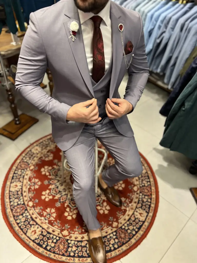 Homme en costume gris élégant avec cravate bordeaux