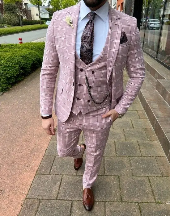 Homme en costume trois pièces à carreaux rose