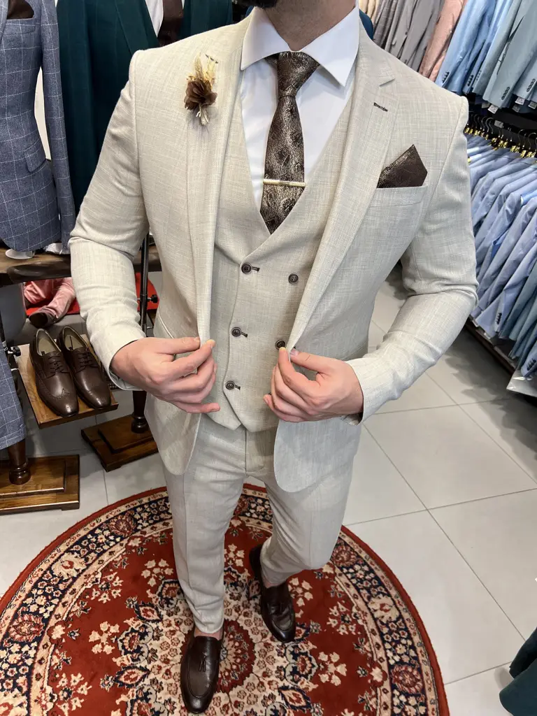 Homme portant un costume beige élégant avec gilet