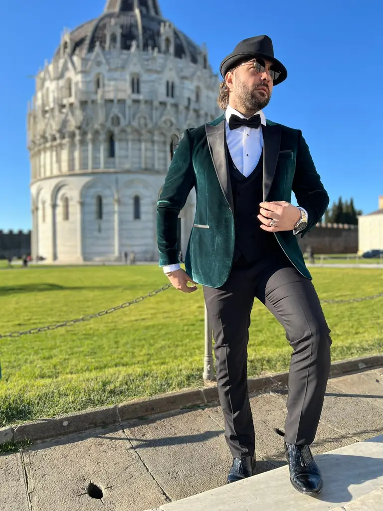 Homme élégant en costume vert devant un monument historique