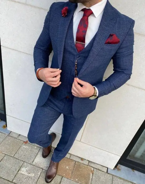 Homme en costume bleu avec cravate rouge