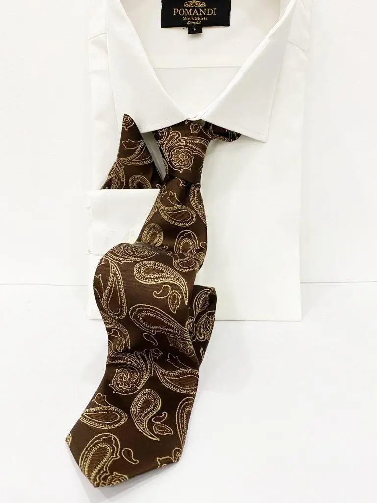 Chemise blanche avec cravate marron à motifs paisley