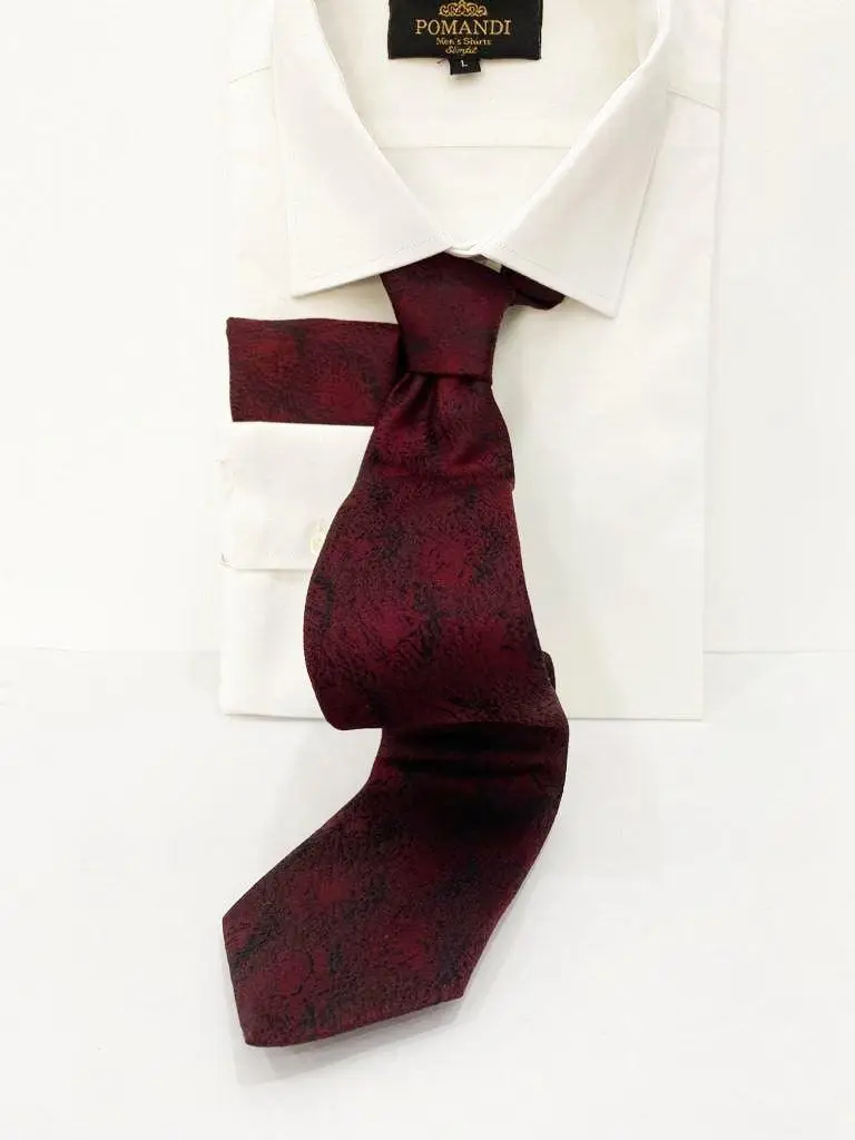 Cravate bordeaux à motif sur chemise blanche