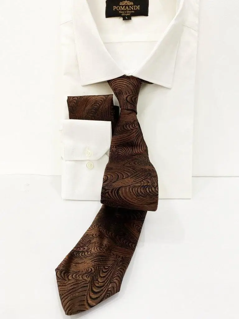 Chemise blanche avec cravate marron à motifs élégants