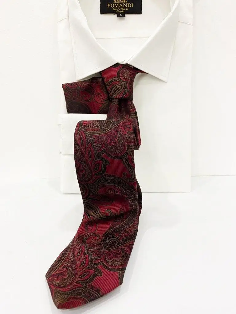 Cravate en soie rouge à motifs paisley avec chemise blanche