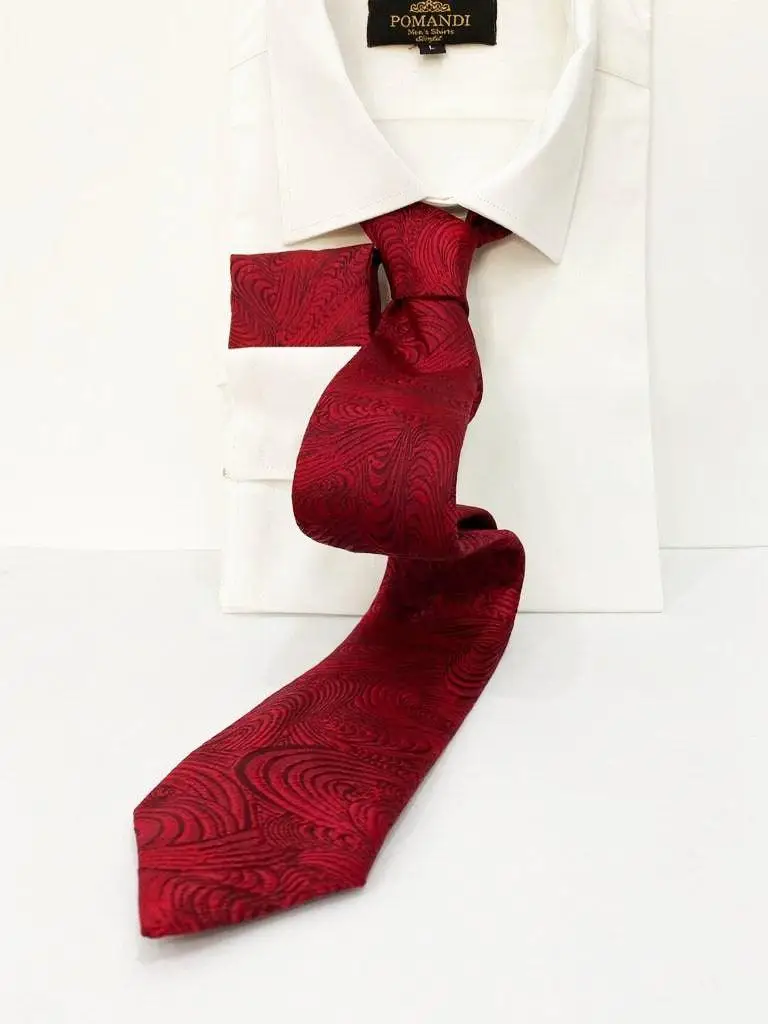 Cravate rouge en soie avec motifs élégants
