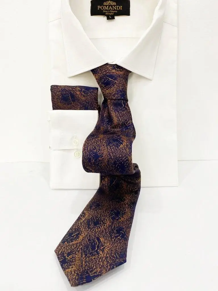 Chemise blanche avec cravate élégante à motifs marron et bleu