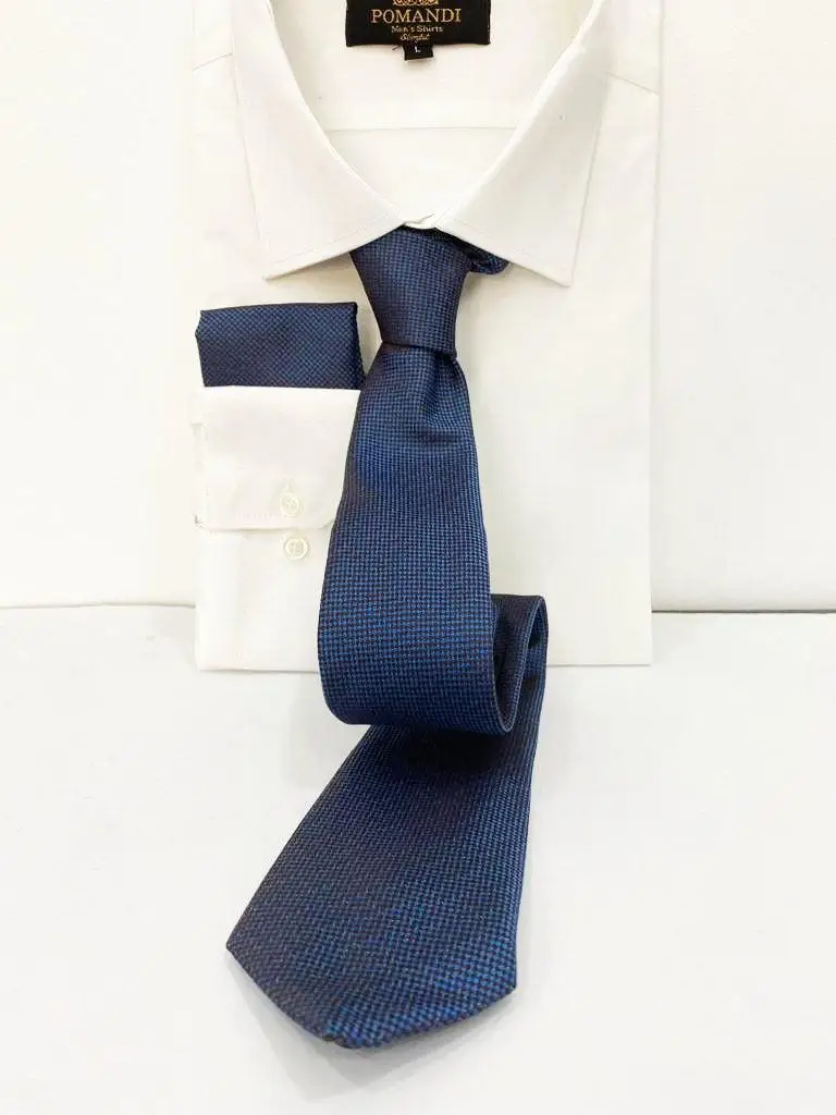 Chemise blanche avec cravate bleue élégante