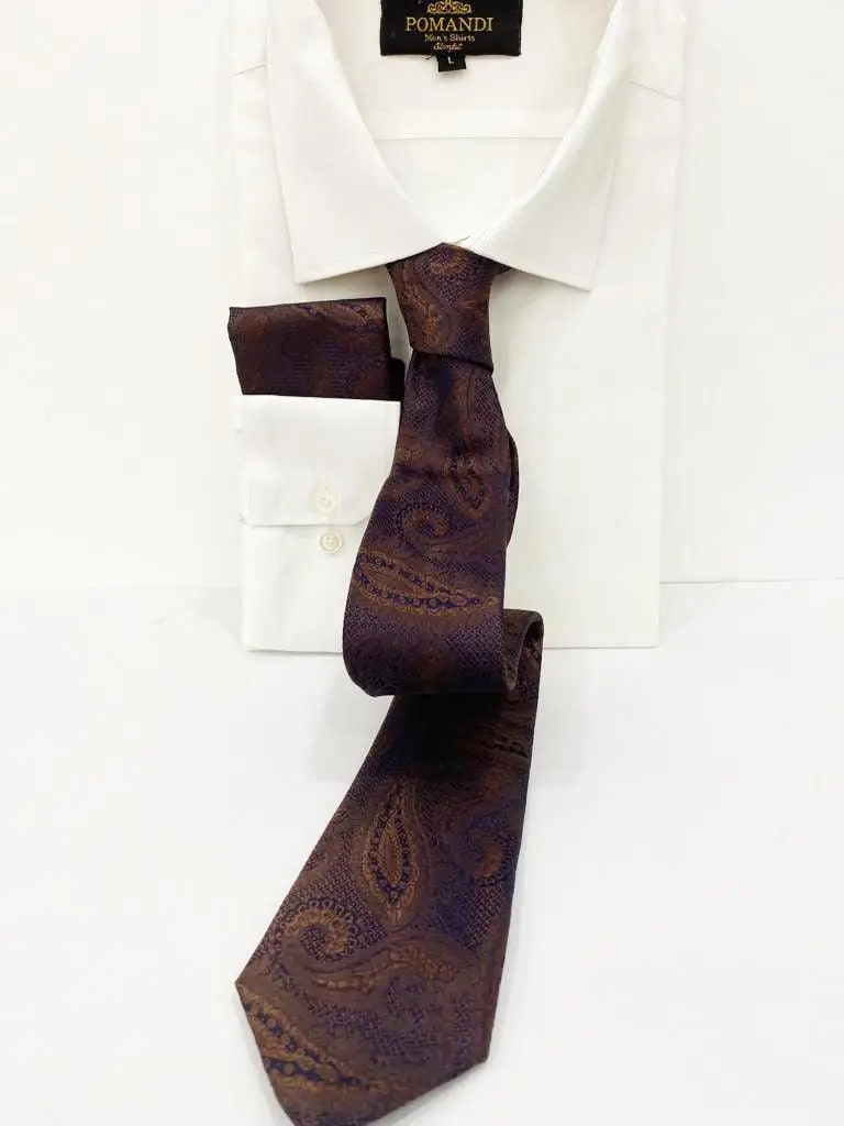 Chemise blanche avec cravate paisley marron élégante