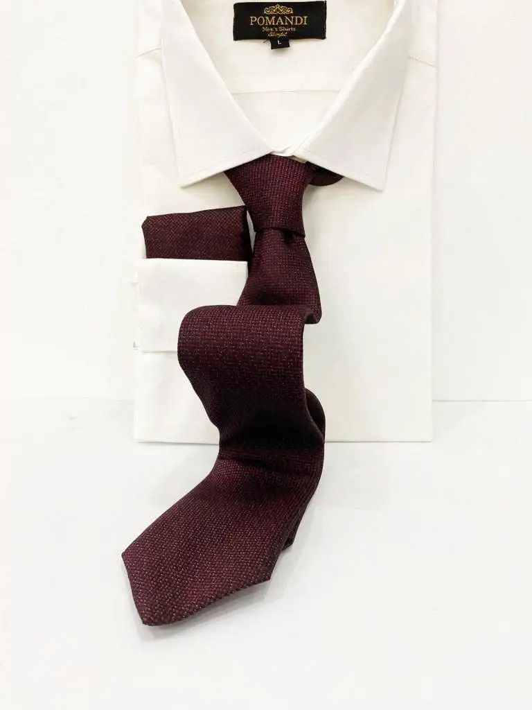 Chemise blanche avec cravate bordeaux élégante