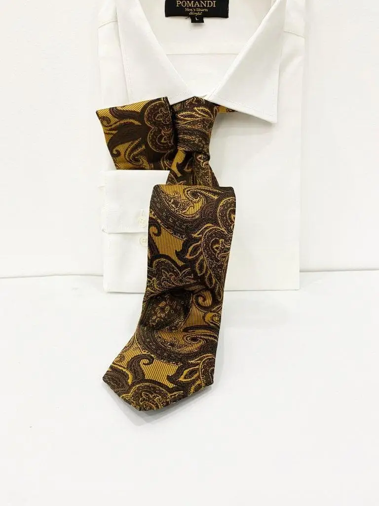 Cravate à motif paisley marron et or sur chemise blanche