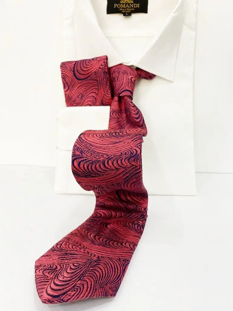 Cravate rose à motifs ondulés sur chemise blanche