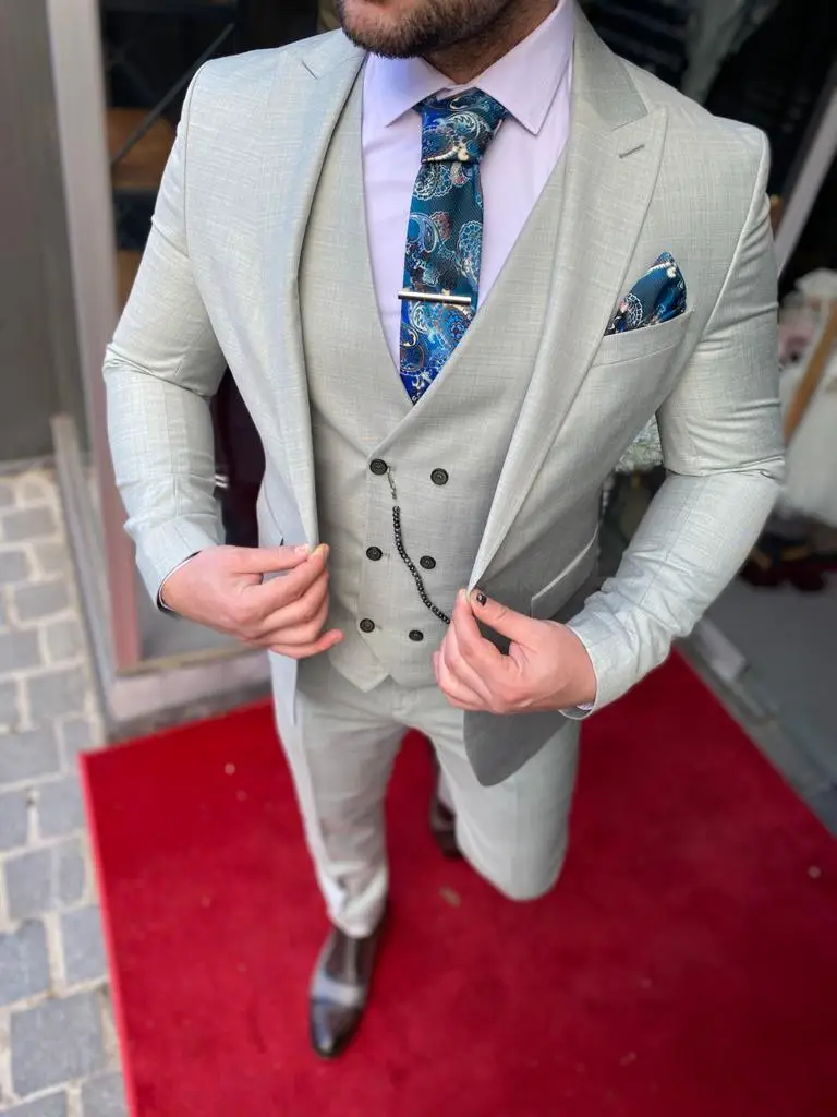 Homme en costume élégant gris avec cravate bleue