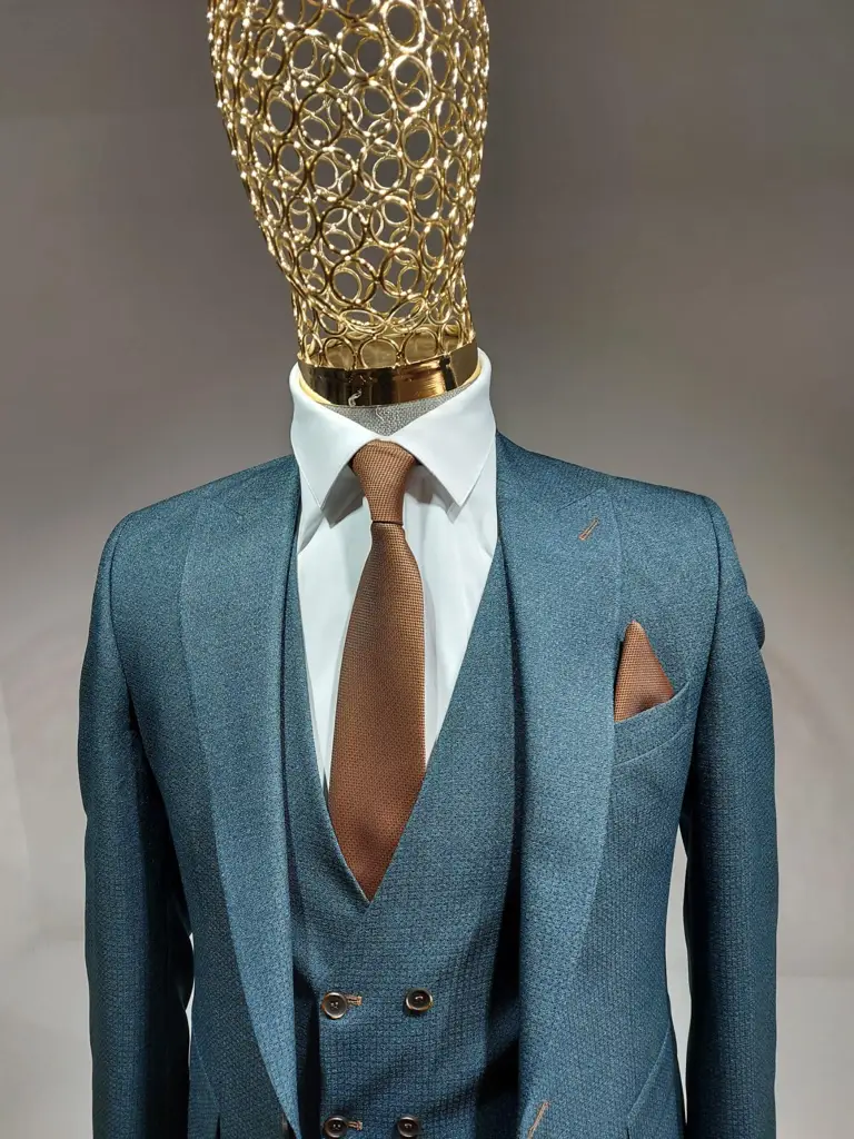 Costume élégant bleu avec cravate marron sur mannequin