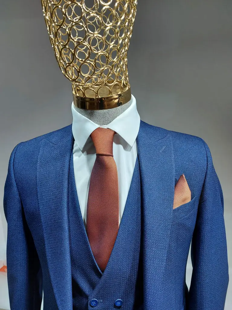 Costume bleu élégant avec cravate et pochette orange