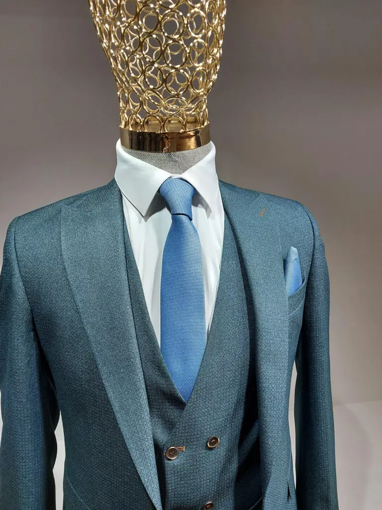 Costume bleu élégant avec cravate assortie sur mannequin