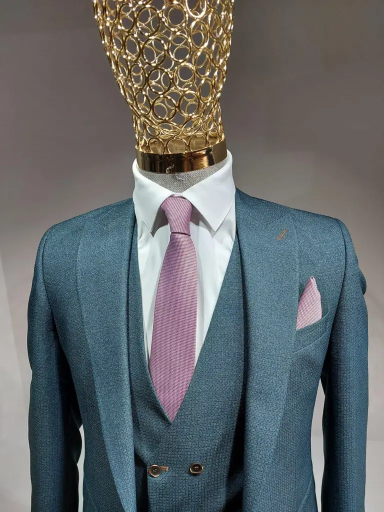 Costume trois pièces bleu avec cravate rose