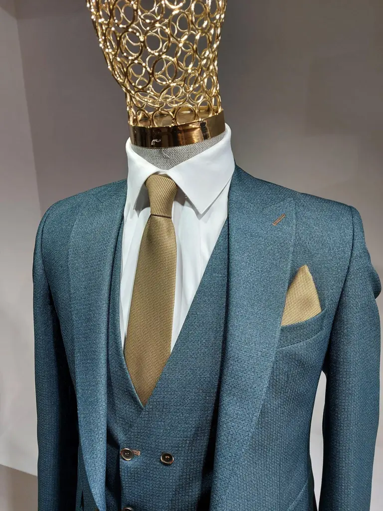 Costume bleu élégant avec cravate beige sur mannequin