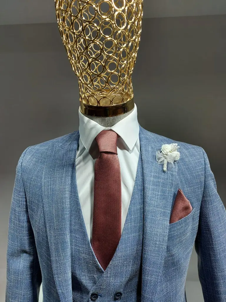 Mannequin en costume bleu avec cravate rouge