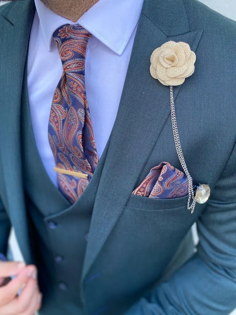 Costume élégant avec cravate et pochette à motifs.