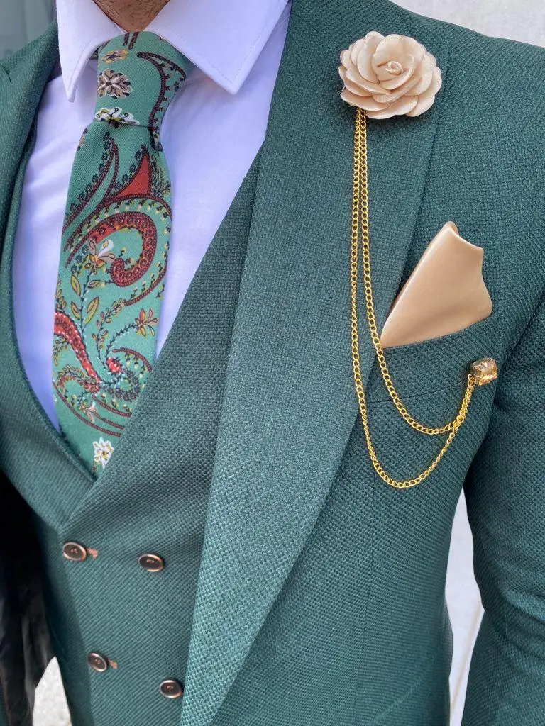 Groen kostuum met paisley stropdas en bloemcorsage