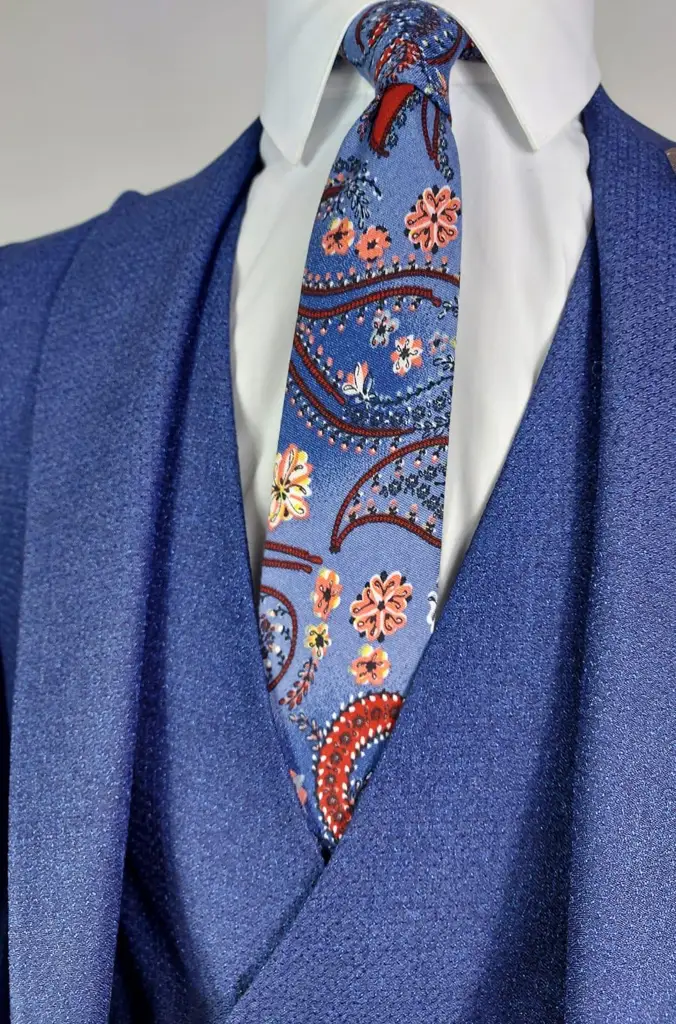 Cravate à motifs floraux sur costume bleu