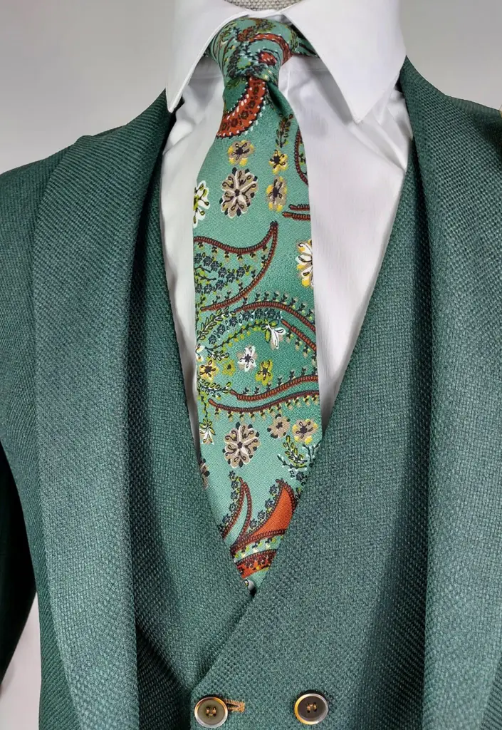 Costume vert avec cravate à motifs floraux
