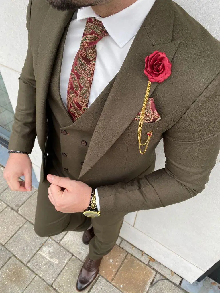 Homme en costume trois pièces marron avec cravate rouge