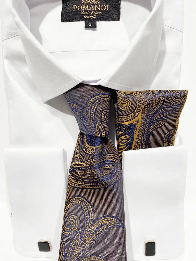 Chemise blanche avec cravate à motifs paisley