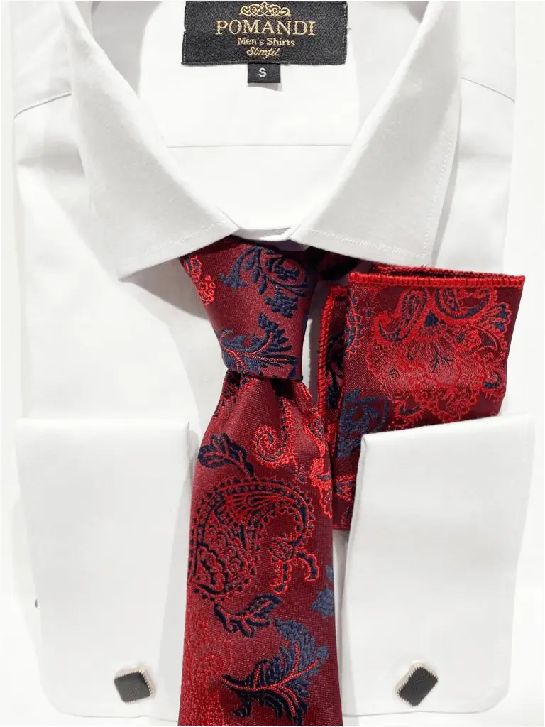 Chemise blanche avec cravate et pochette rouges élégantes