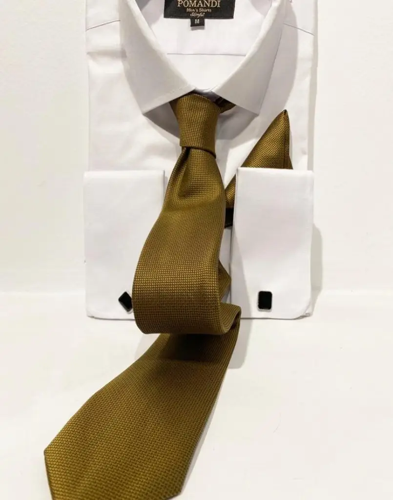 Chemise blanche avec cravate marron élégante