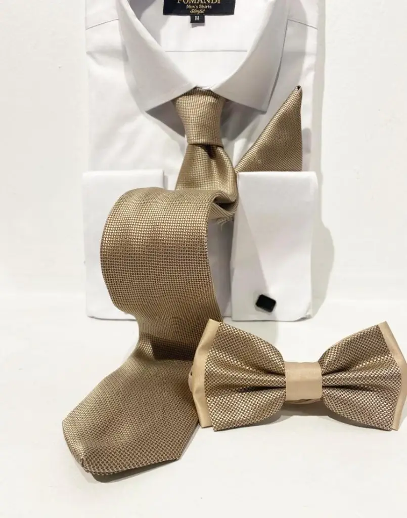 Chemise blanche avec cravate et nœud papillon dorés