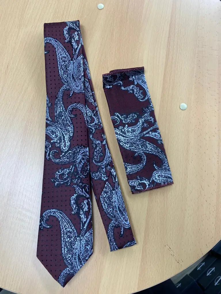Cravate et pochette bordeaux à motifs paisley élégants