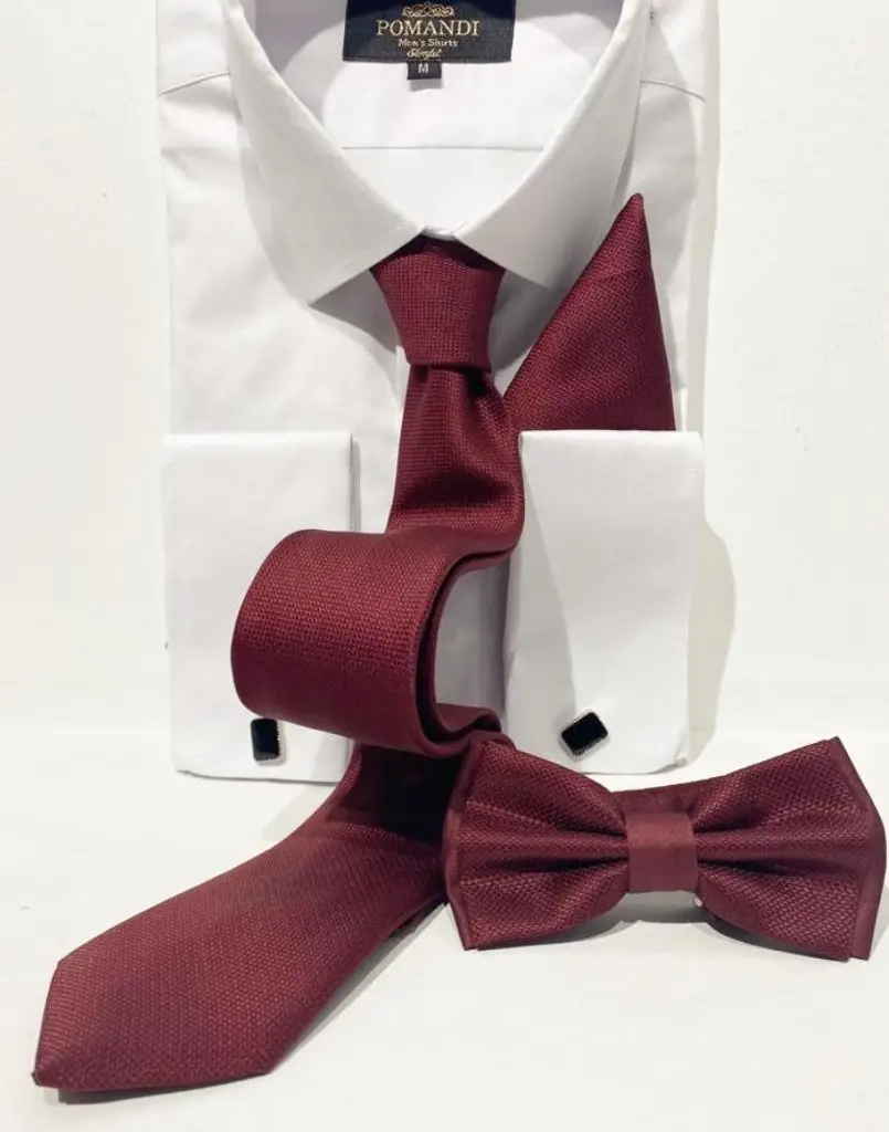 Chemise blanche avec cravate et nœud papillon bordeaux