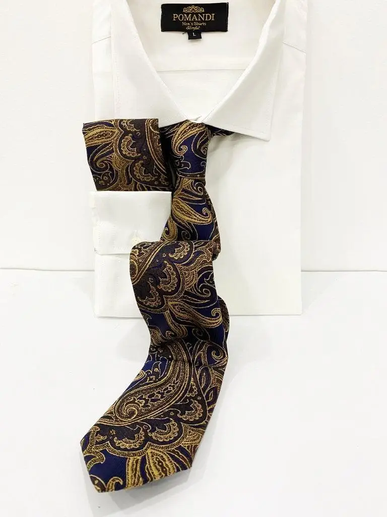 Chemise blanche avec cravate à motifs paisley bleu et or